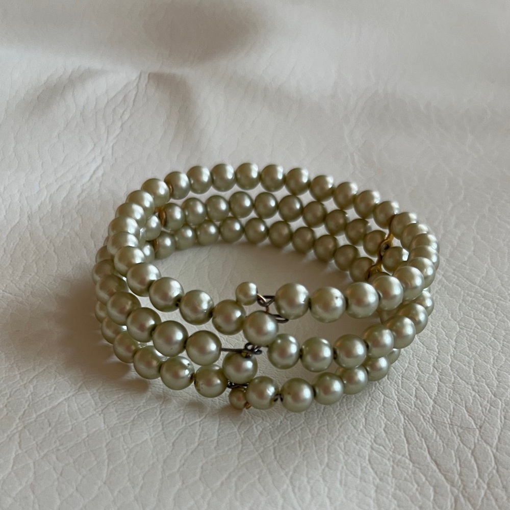 vintage (~1960s) | three-layer faux pearl coiled wire bracelet - Picture 4 of 5